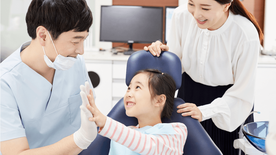 笑顔で治療を受ける子供